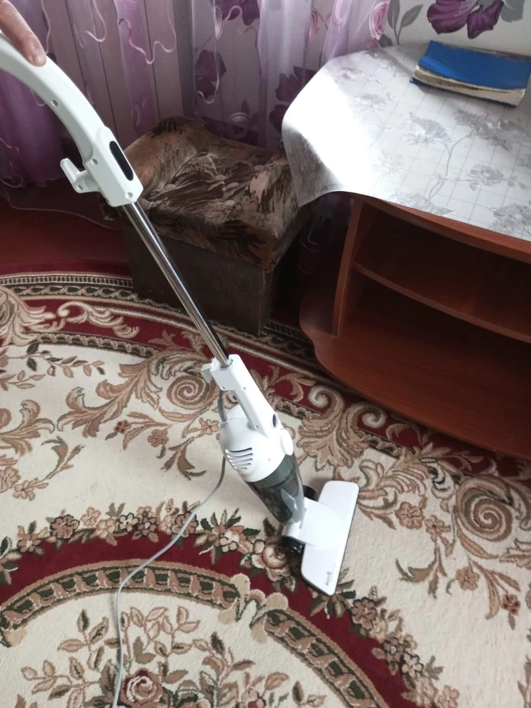 Здравствуйте! Пишу отзыв о пылесосе.
Заказывала новый пылесос бабушке. Претензий к товару у нее не возникло. Ну а если она довольна, то и я.
Минусов пока что не было замечено, поэтому расскажу о его плюсах.
Пылесосом удобно убираться. и не возникает никаких болей и трудностей.
Все хорошо всасывает и убирает.
Уборка длиться меньше, чем раньше.
В общем, бабушка и я Рекомендуем👍🏻👍🏻