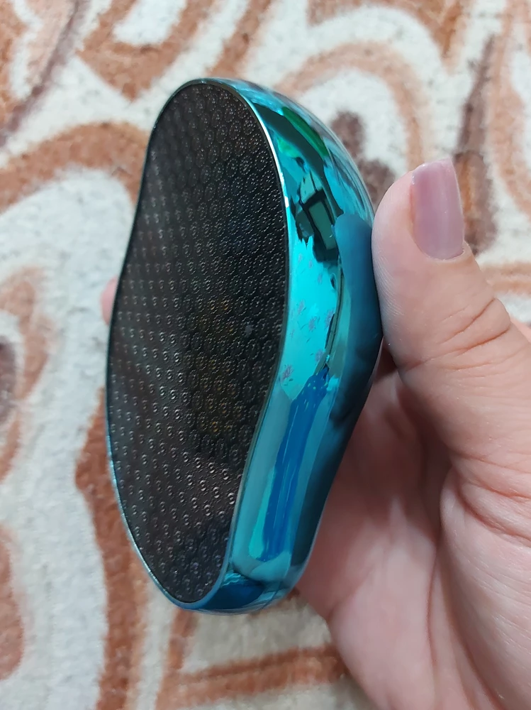 Очень классная штука. Пятки чистит на ура. Пемзу можно выбросить теперь. Чистить окуратно нужно только а то можно и кожу содрать. Осталась очень довольна. Рекомендую. Продавцу спасибо.