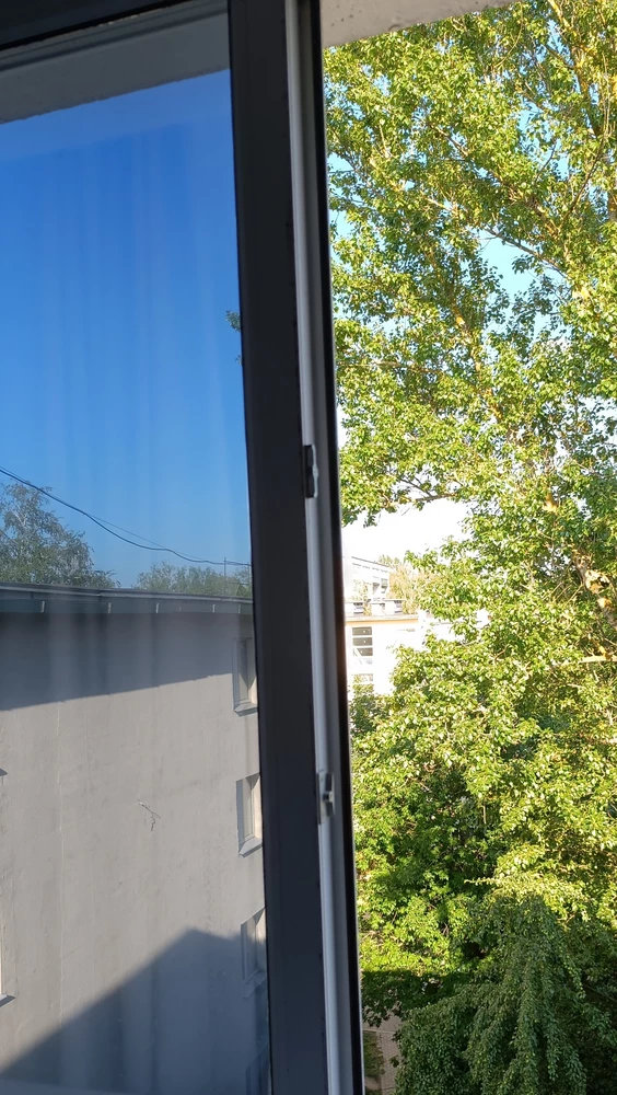 Доставка в срок. Это моя первая пленка, немного с косяками и пузырями) Но это мои косяки, а не пленки) На утро ничего не отклеилось, пузыри рассосались, особо холоднее у нас не стало, но это за счёт того,что у нас ещё и крыша. Печет очень ( Но солнечные лучи нас не беспокоят теперь, подоконник и шторы не греются ( раньше были как кипяток) и ребенок днём спит в хорошо затемненном помещении. Так что, как итог, мы покупкой довольны и к покупке однозначно рекомендуем!