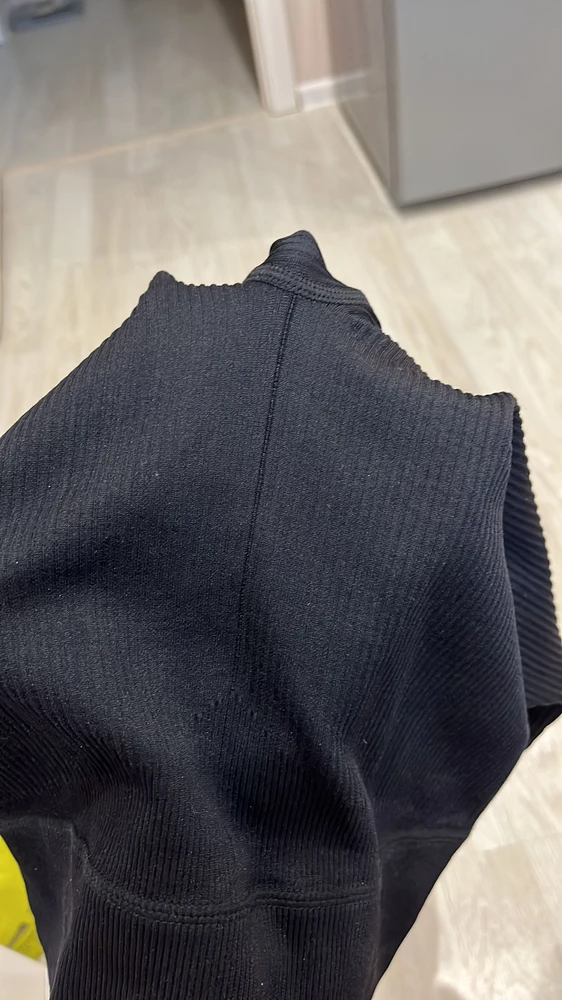 После первой носки образовалась затяжка или материал стал распускаться, не знаю как правильно описать. Очень обидно, деньги просто на ветер. Я прошу согласовать возврат или обмен