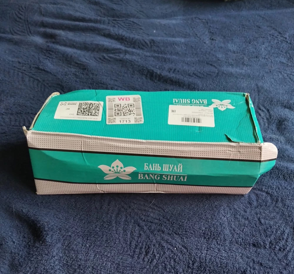 Упаковка конечно так себе. Коробку просто перетянули резинками. Легко могли подменить. Но всё дошло в целости. Размер подошёл. На ноги смотрится красиво. Единственное что жестковаты. Но это не критично. Думаю привыкну. Кое где торчали нитки. Но работа с зажигалкой и всё в порядке 😁 В целом довольна. Спасибо