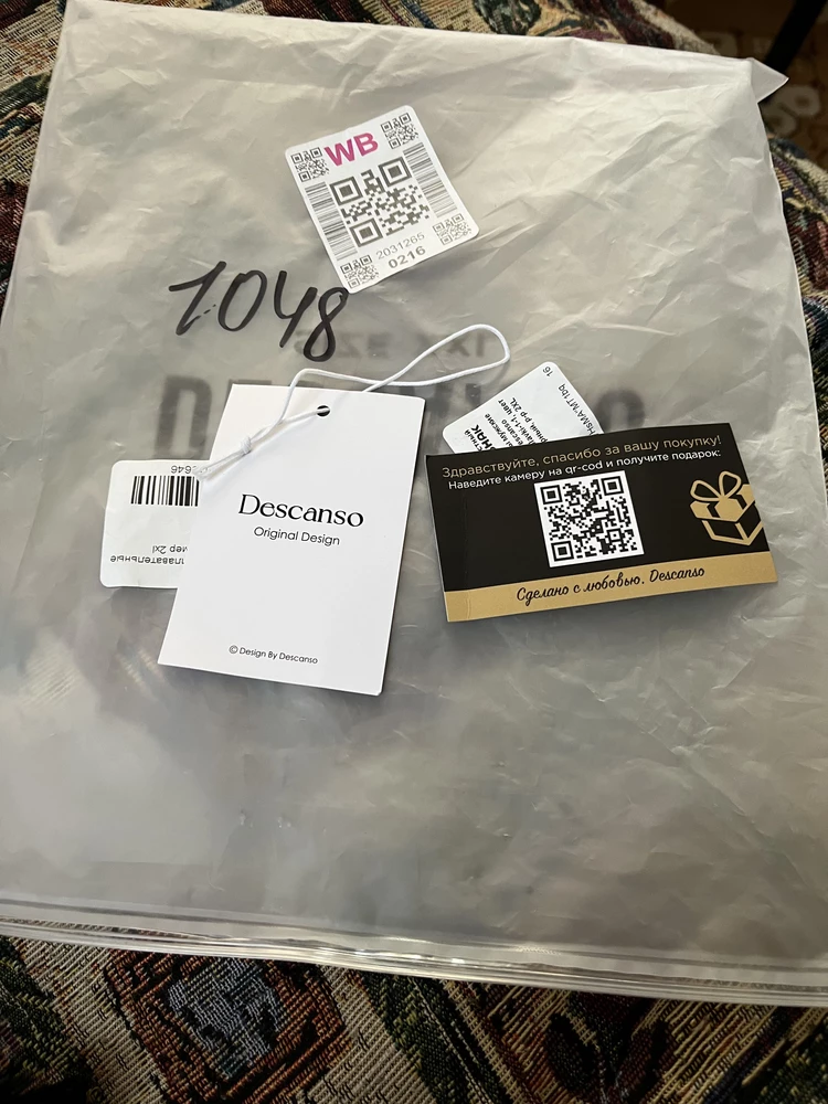 Интересно шорты отдельно бирка отдельно и подарок.Такое ощущение как будто их меряли так не окуратно.