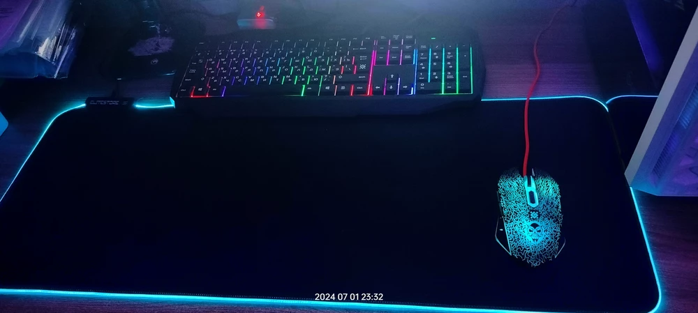 Коврик пришел в коробке, в наборе проводок. Распрямился быстро, меняет цвета или можно зафиксировать один цвет. Все время должен быть подключен в розетку. Мышка хорошо по нему скользит. Сыну понравился, а это самое главное))