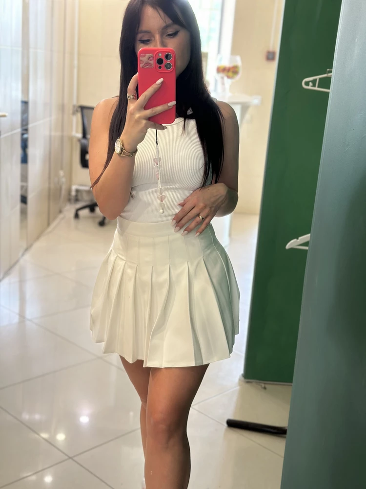 Юбка просто кайф. Я влюблена. Качество отличное, плотный материал. Села идеально. Наверно чуть маломерит.  Прочитав отзывы решила заказать на размер побольше и не прогадала. Спасибо вам. Еще и за такую цену 🔥